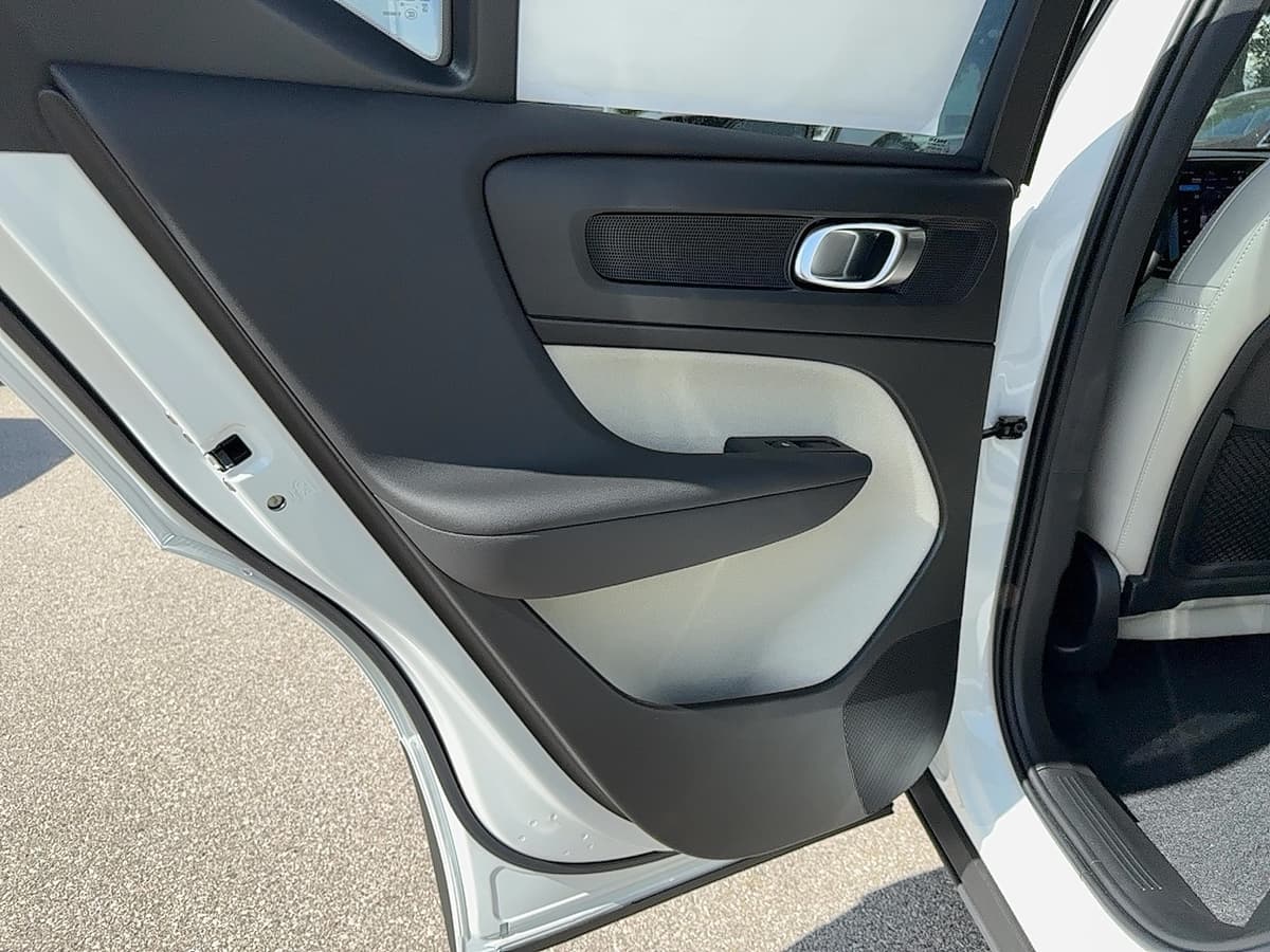 2026 Volvo XC40 - Image 15