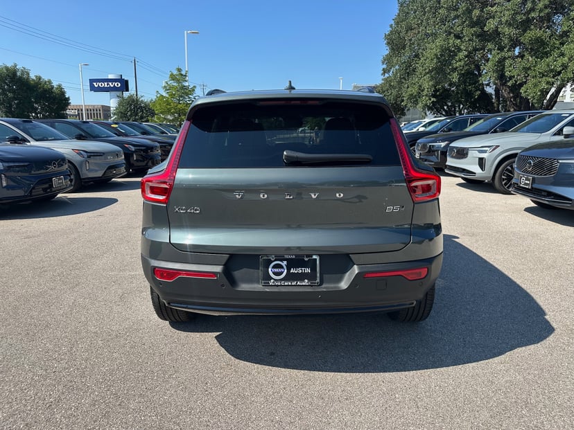 2026 Volvo XC40 - Image 4
