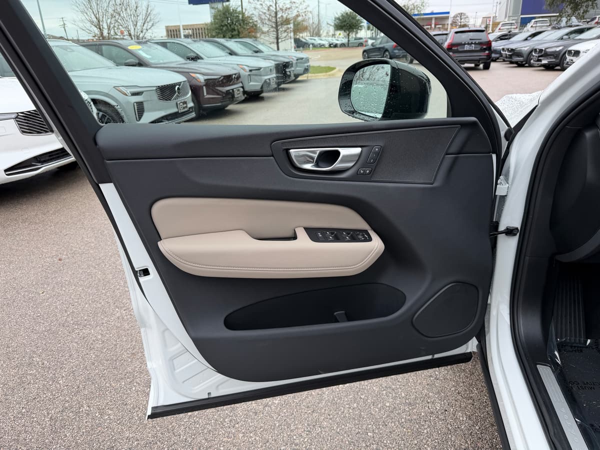 2026 Volvo XC60 - Image 16