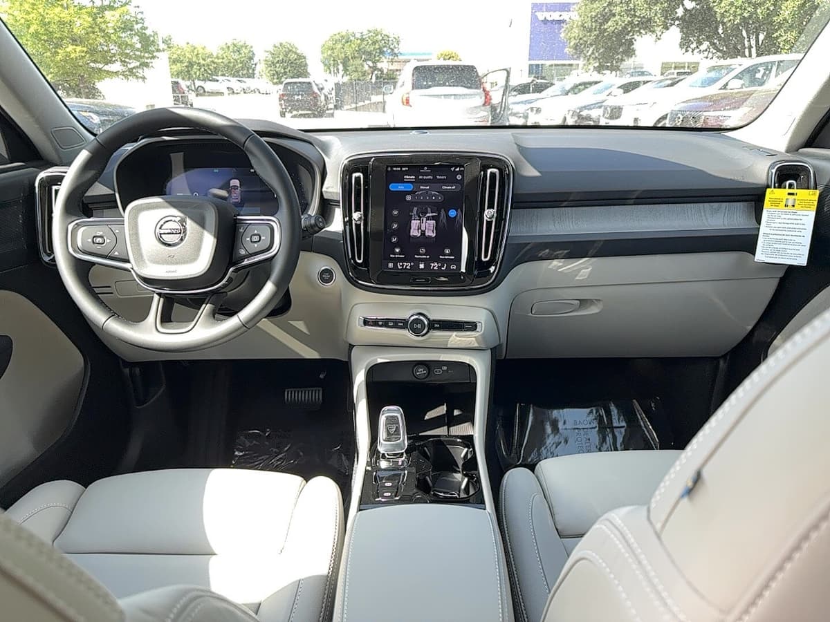 2026 Volvo XC40 - Image 18