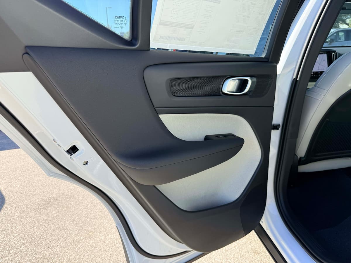 2026 Volvo XC40 - Image 14