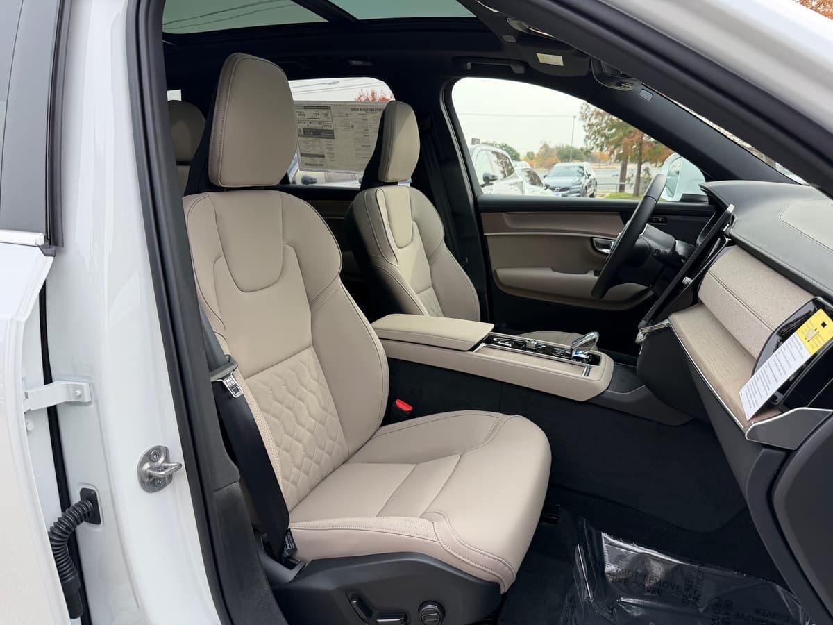 2026 Volvo XC90 plug-in hybrid - Image 8