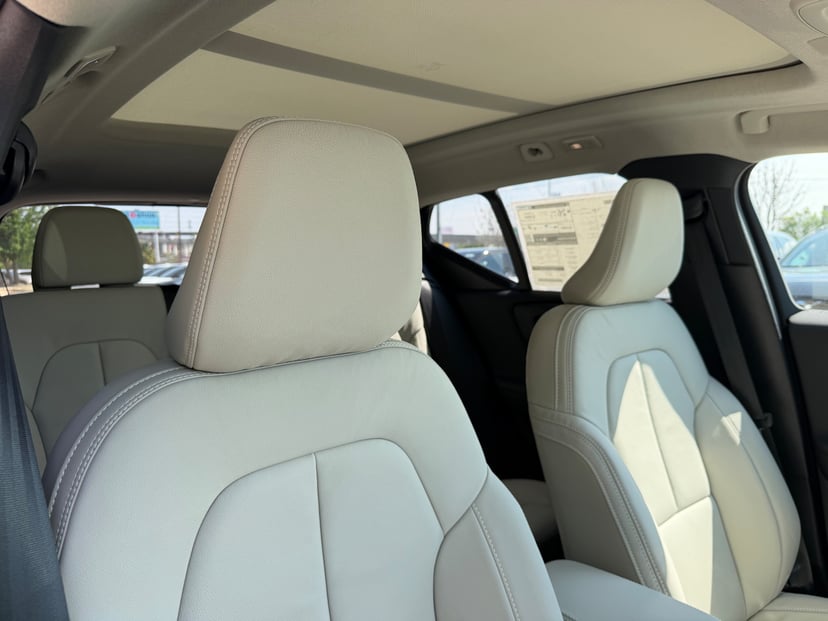 2026 Volvo XC40 - Image 8