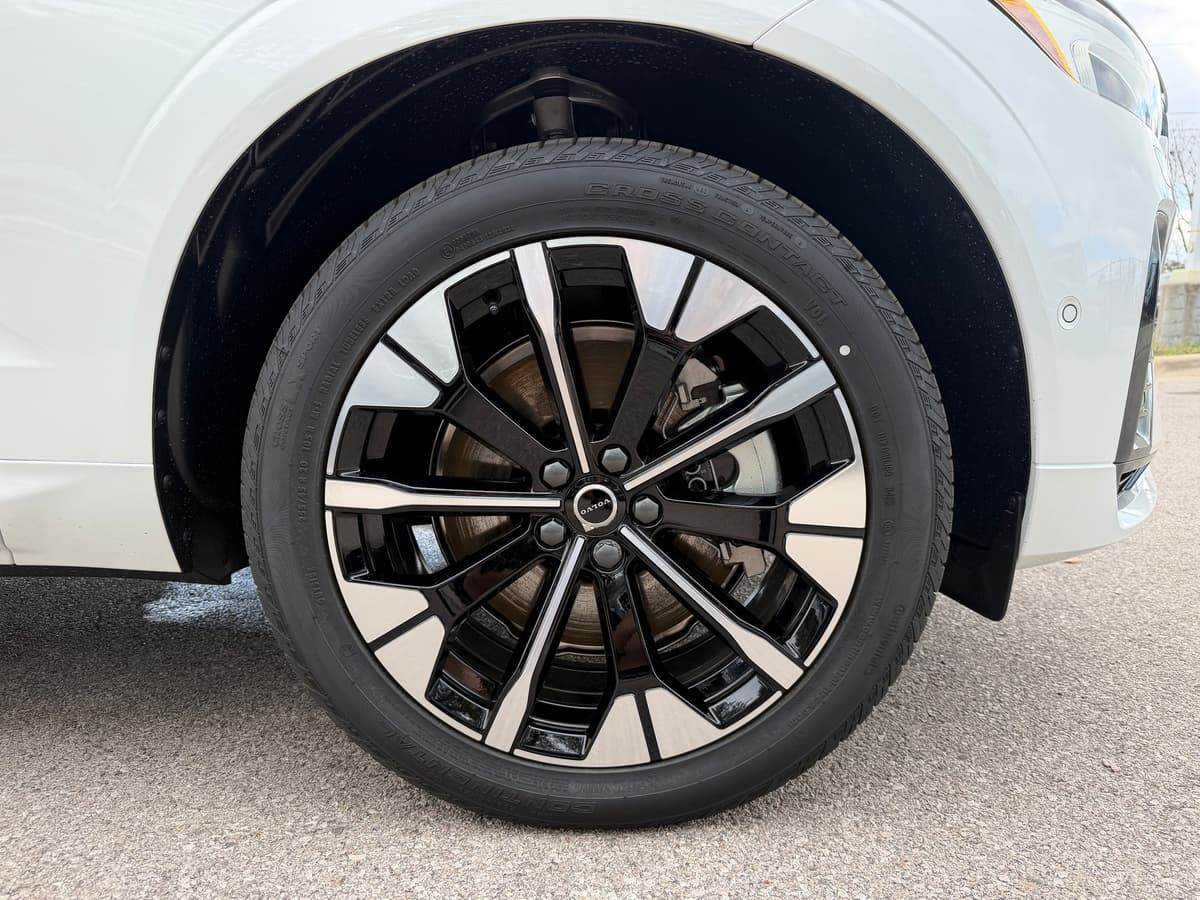 2026 Volvo XC60 plug-in hybrid - Image 7