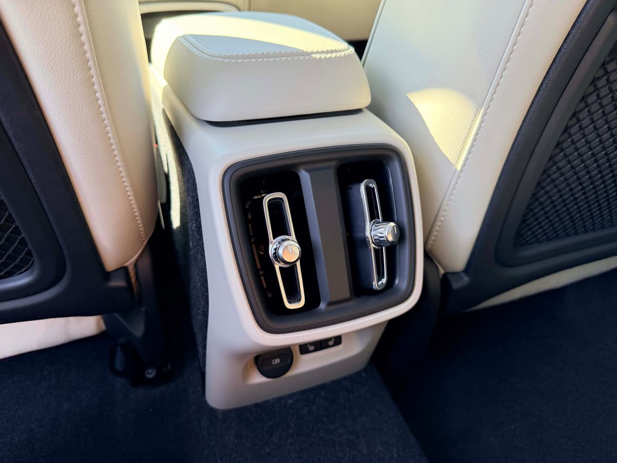 2026 Volvo XC40 - Image 16