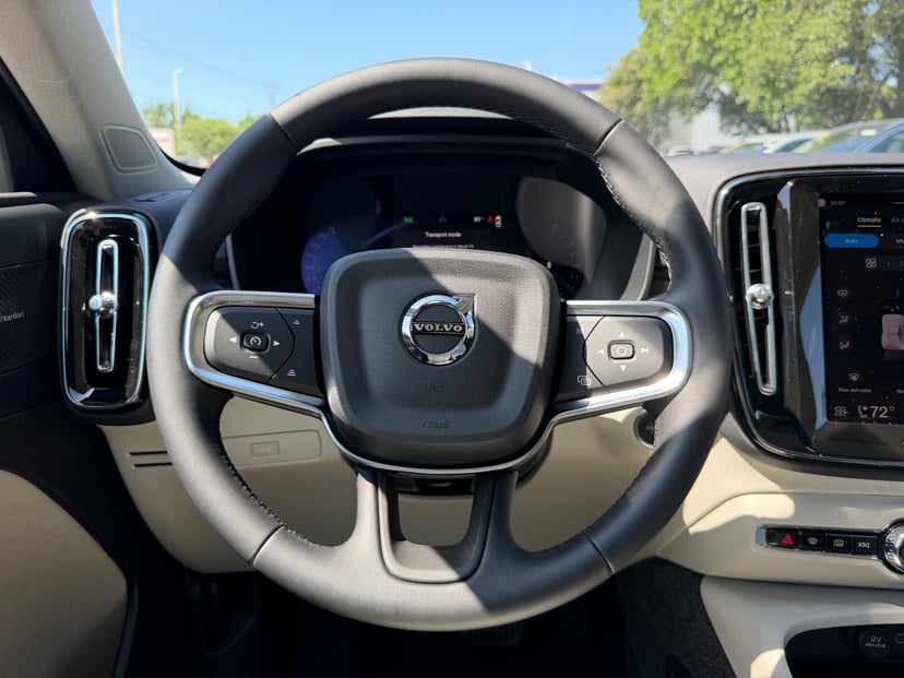 2026 Volvo XC40 - Image 14