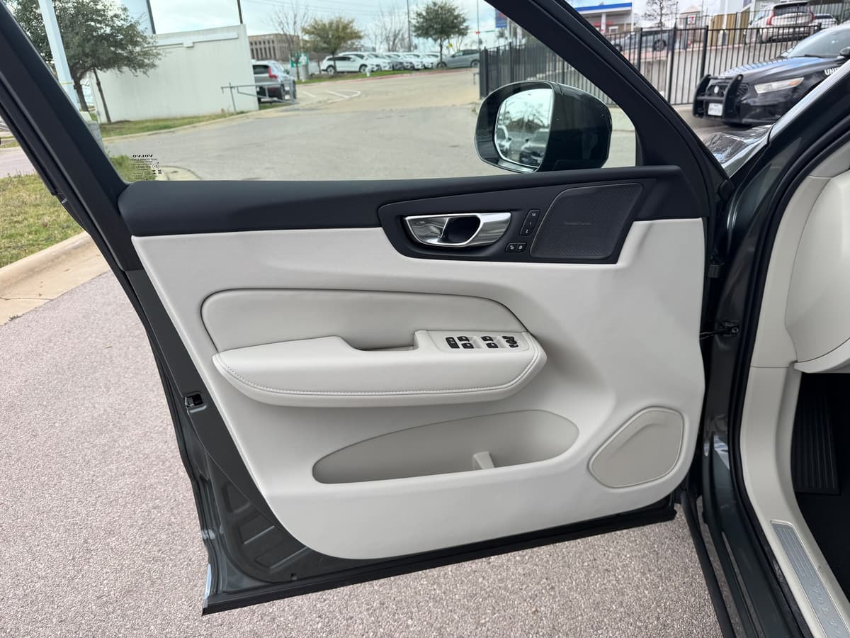 2026 Volvo XC60 - Image 17