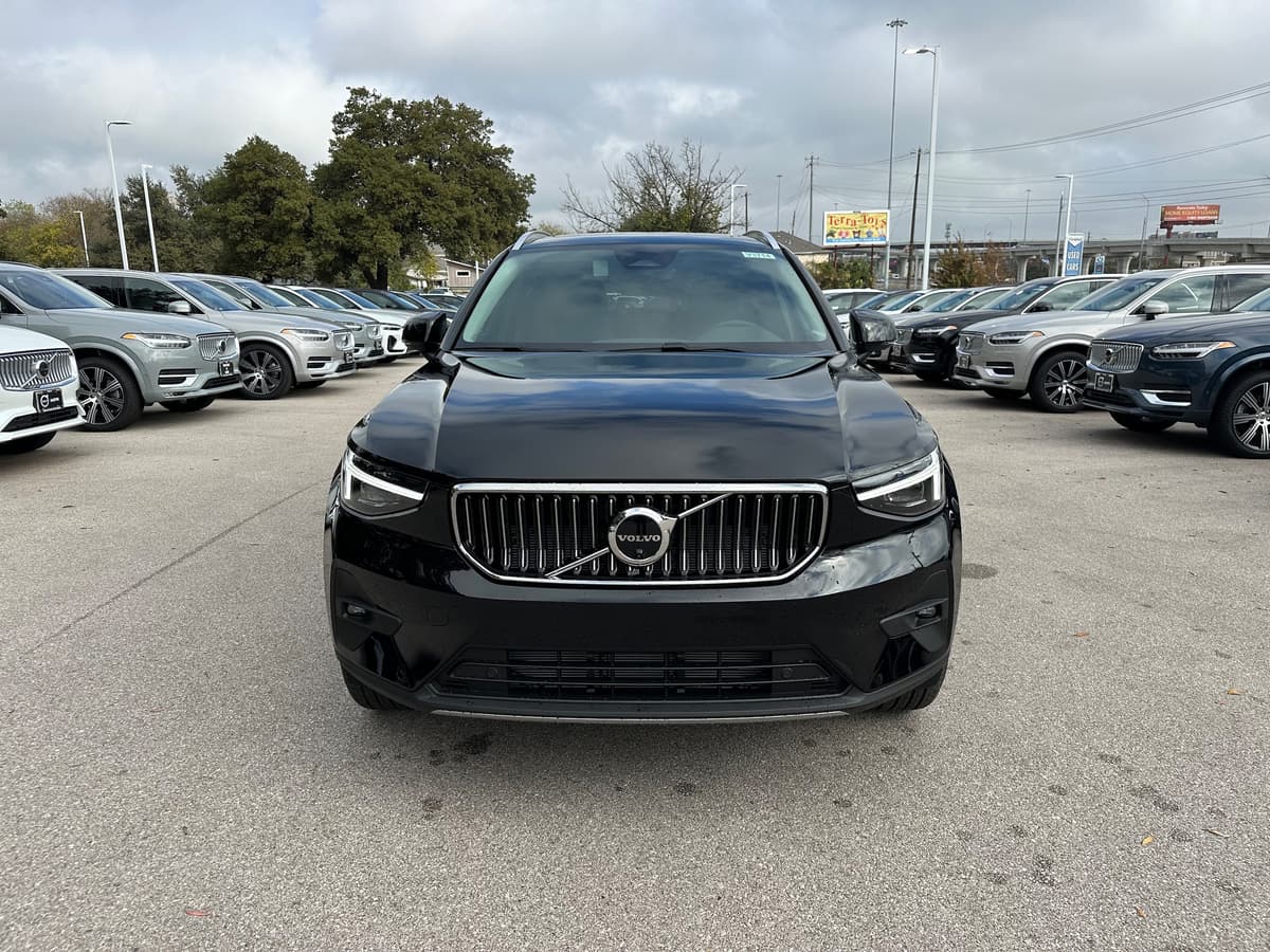 2025 Volvo XC40 - Image 6