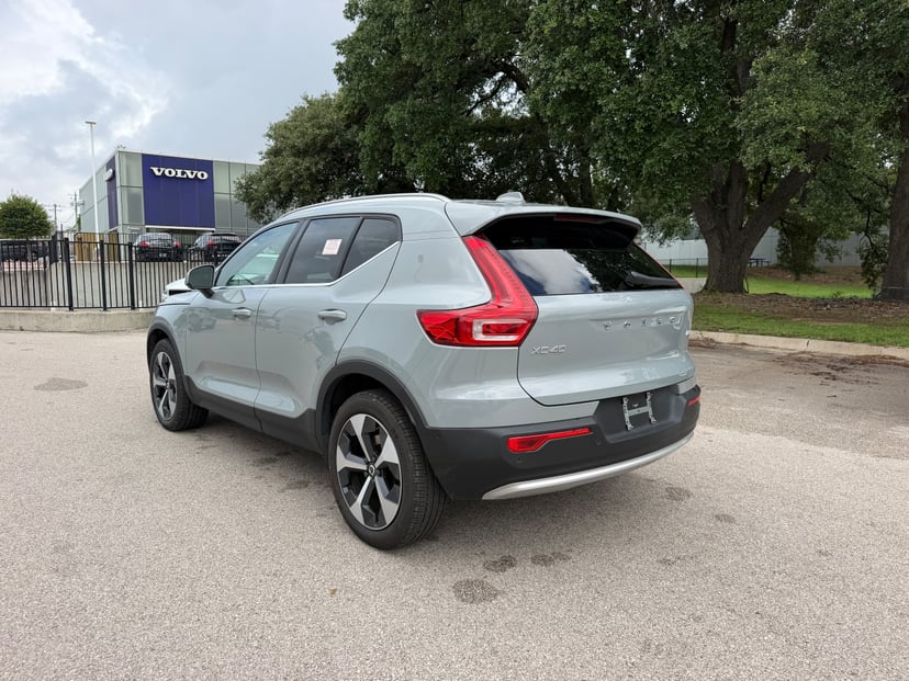 2025 Volvo XC40 - Image 3
