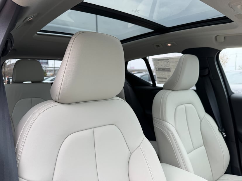 2026 Volvo XC40 - Image 9