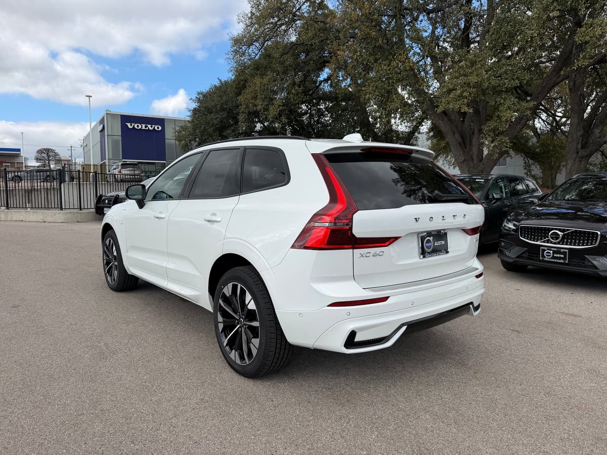 2026 Volvo XC60 plug-in hybrid - Image 4