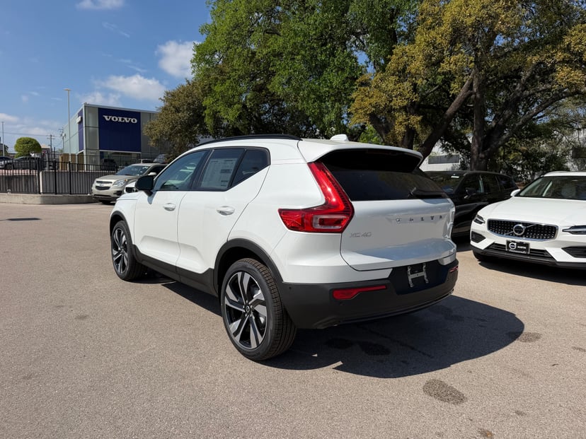 2026 Volvo XC40 - Image 3