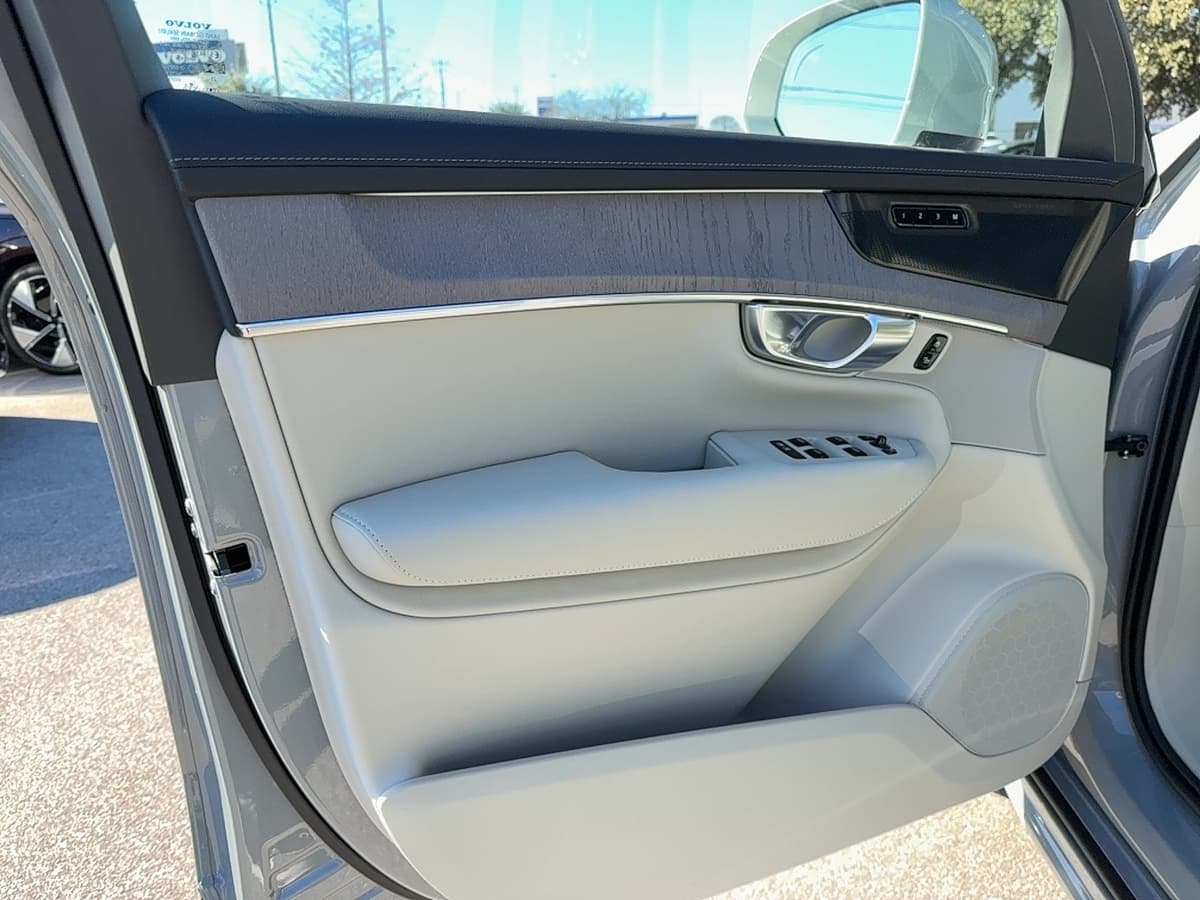 2026 Volvo XC90 plug-in hybrid - Image 9