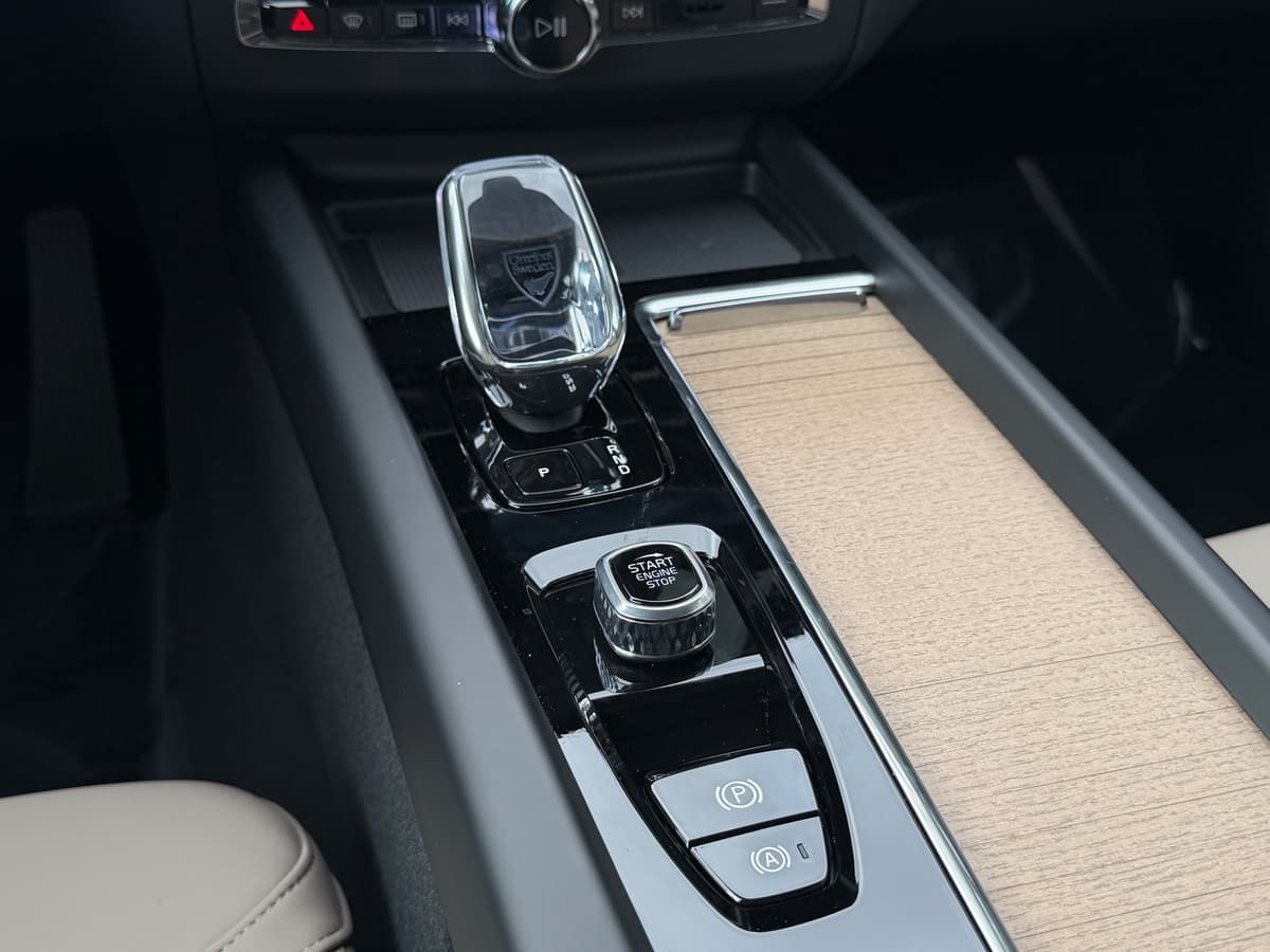 2026 Volvo XC60 plug-in hybrid - Image 13