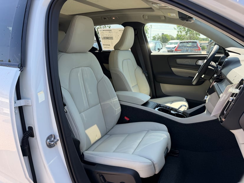 2026 Volvo XC40 - Image 8