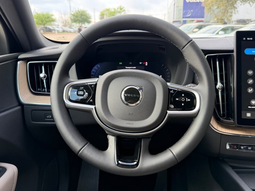 2026 Volvo XC60 - Image 13