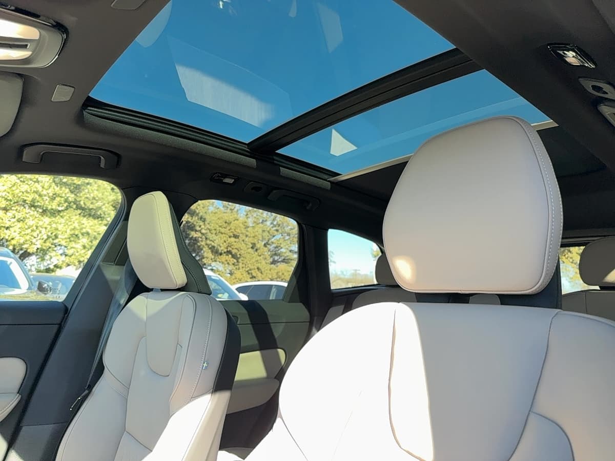 2026 Volvo XC60 - Image 13