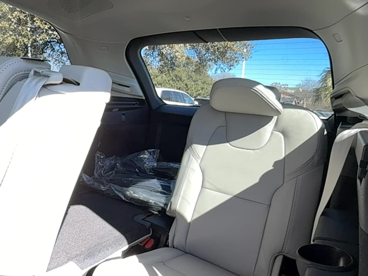 2026 Volvo XC90 - Image 16