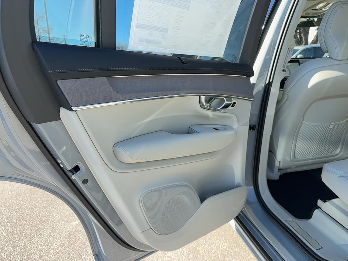 2026 Volvo XC90 plug-in hybrid - Image 15