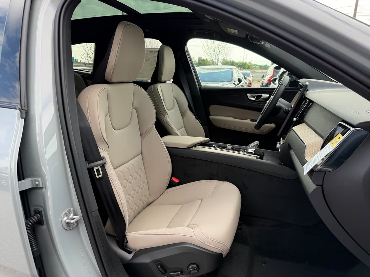 2026 Volvo XC60 - Image 8