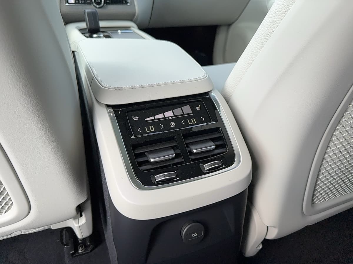 2025 Volvo XC90 plug-in hybrid - Image 18