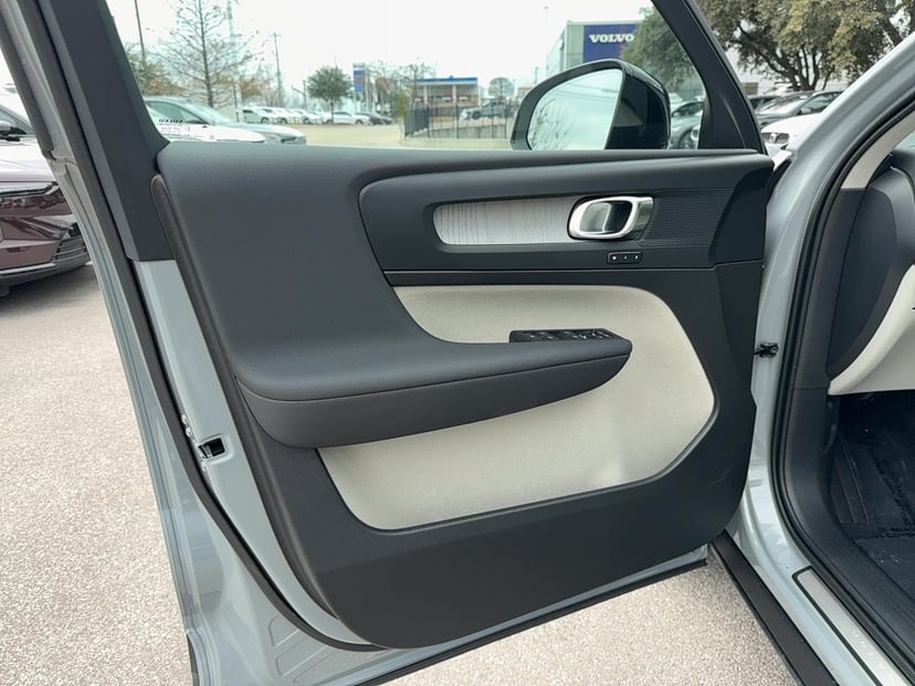 2026 Volvo XC40 - Image 10