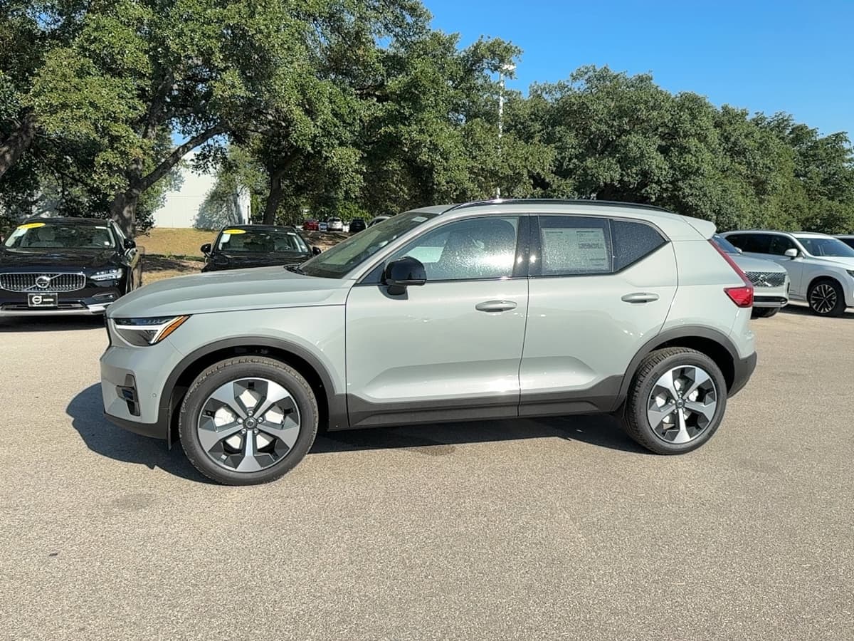 2026 Volvo XC40 - Image 3