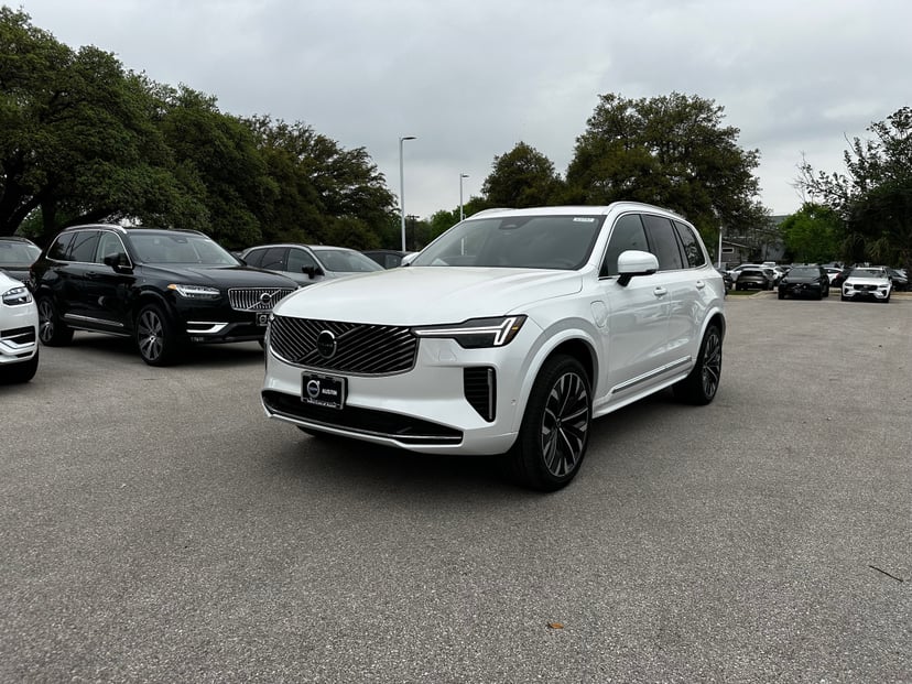 2025 Volvo XC90 plug-in hybrid - Image 2