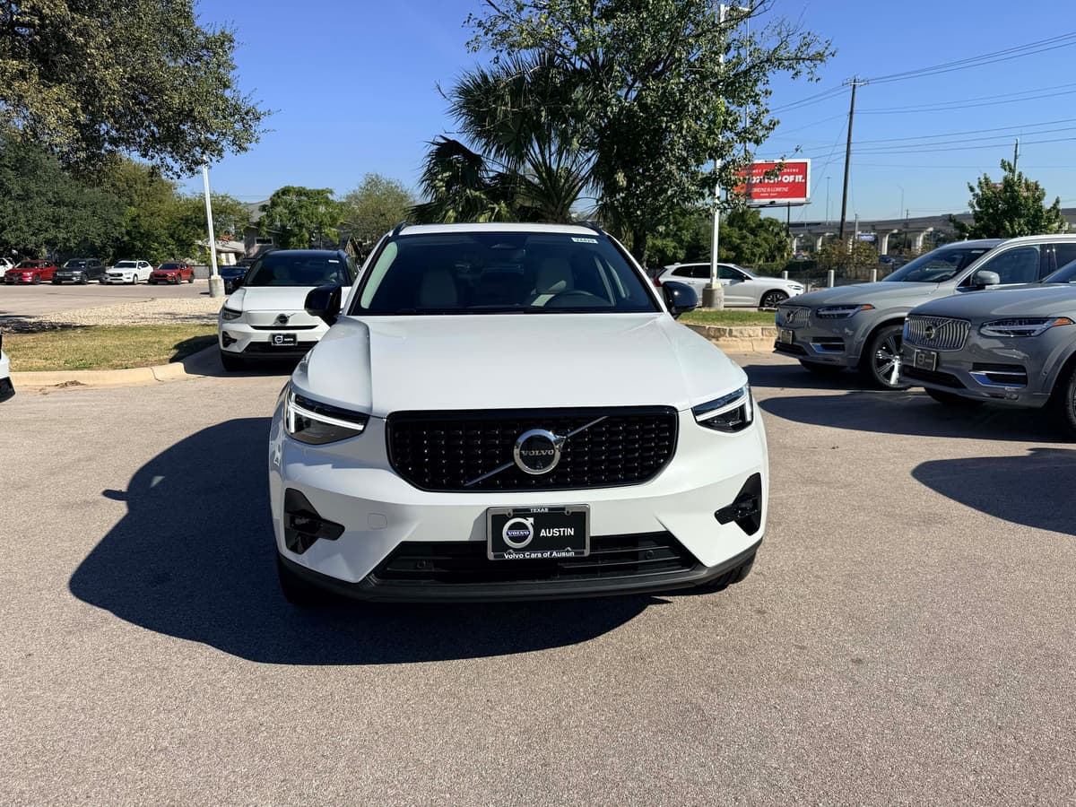 2026 Volvo XC40 - Image 8