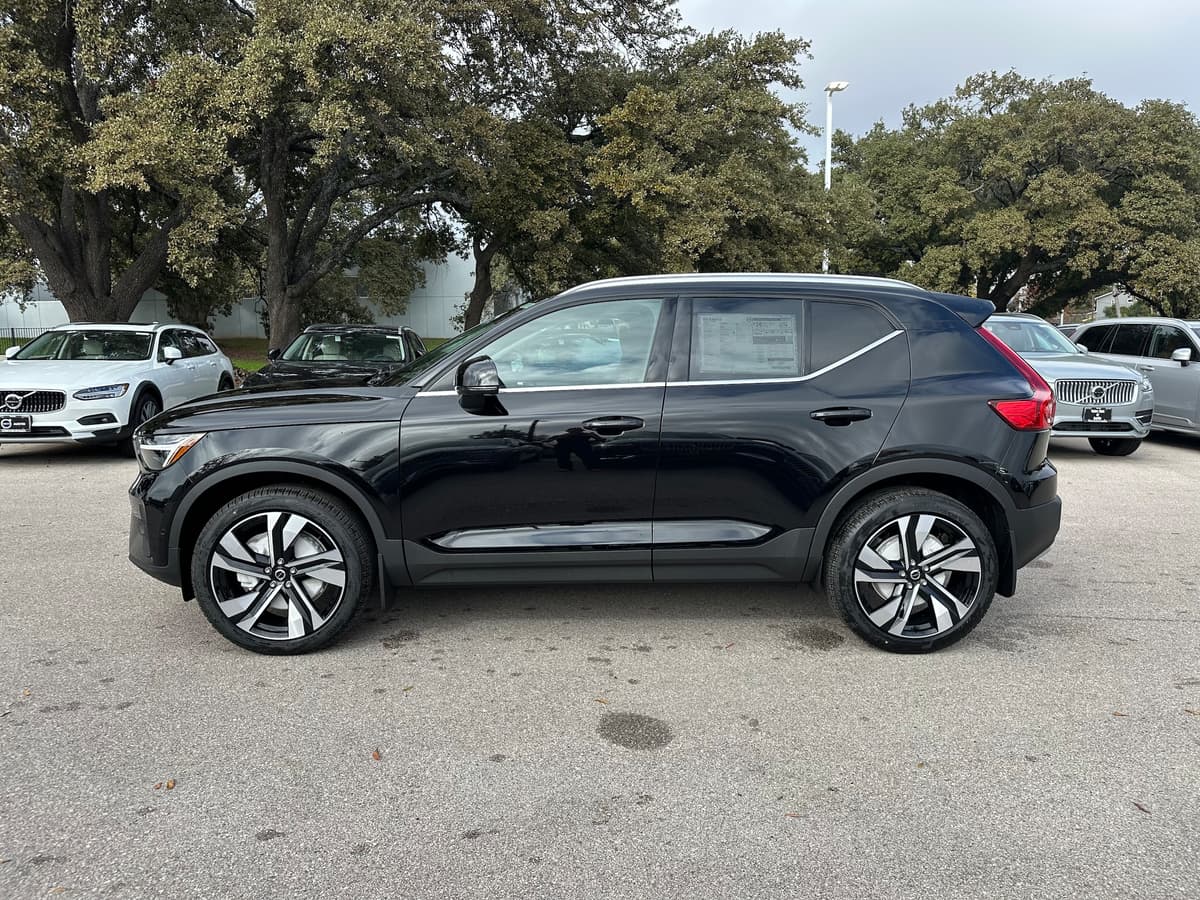 2025 Volvo XC40 - Image 3