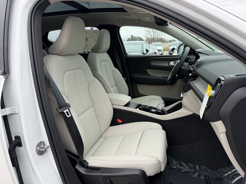 2026 Volvo XC40 - Image 8