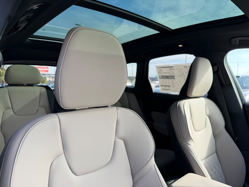 2026 Volvo XC60 - Image 8