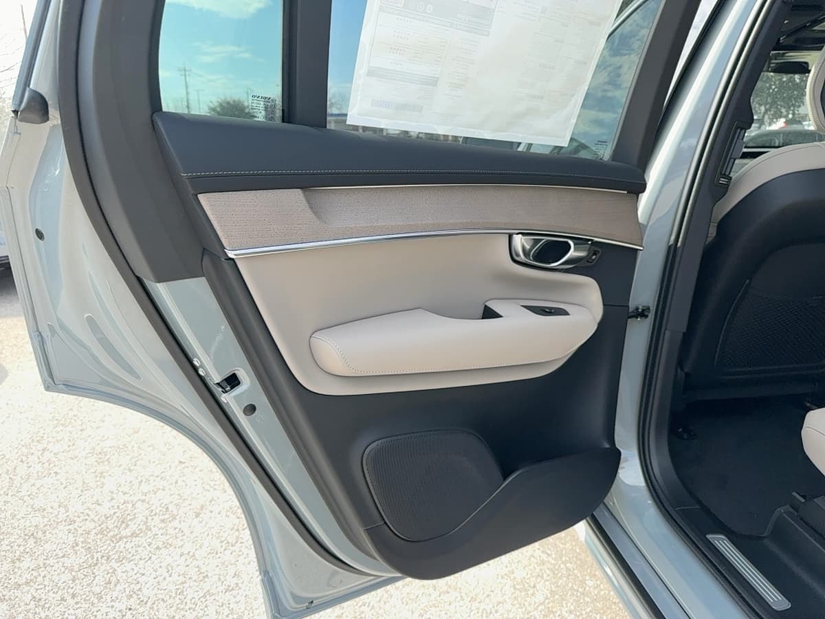 2026 Volvo XC90 plug-in hybrid - Image 13