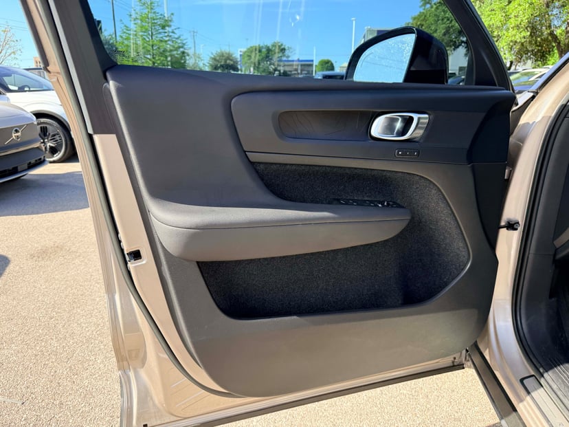 2023 Volvo XC40 Recharge Pure Electric - Image 8