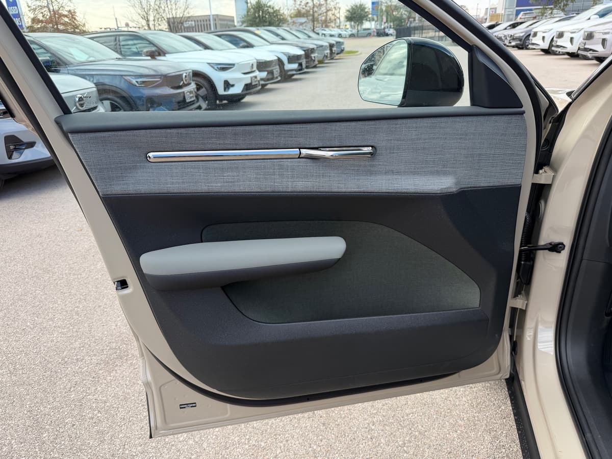 2026 Volvo EX30 Cross Country - Image 18