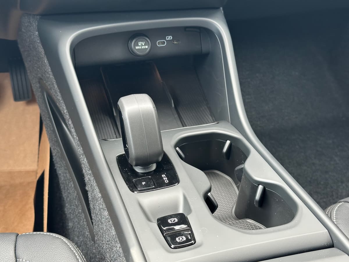 2026 Volvo XC40 - Image 13