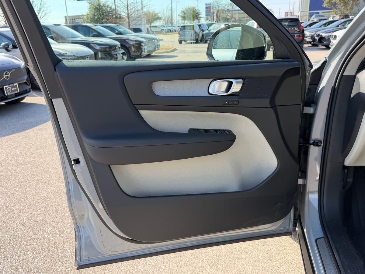 2026 Volvo XC40 - Image 16