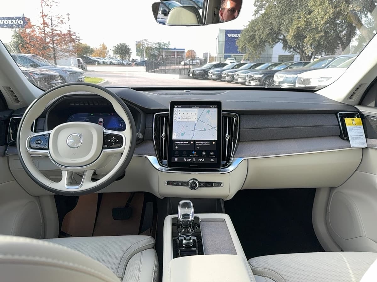 2026 Volvo XC90 plug-in hybrid - Image 16