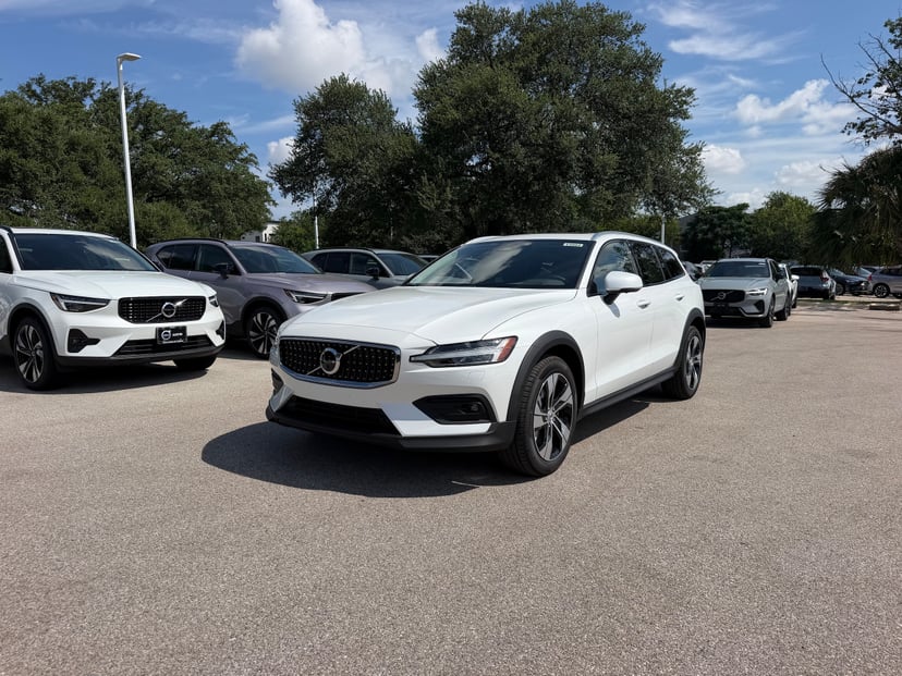2026 Volvo V60 Cross Country - Image 1