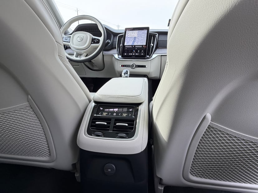2026 Volvo XC90 plug-in hybrid - Image 11