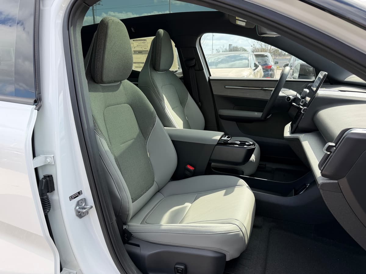 2026 Volvo EX30 - Image 8