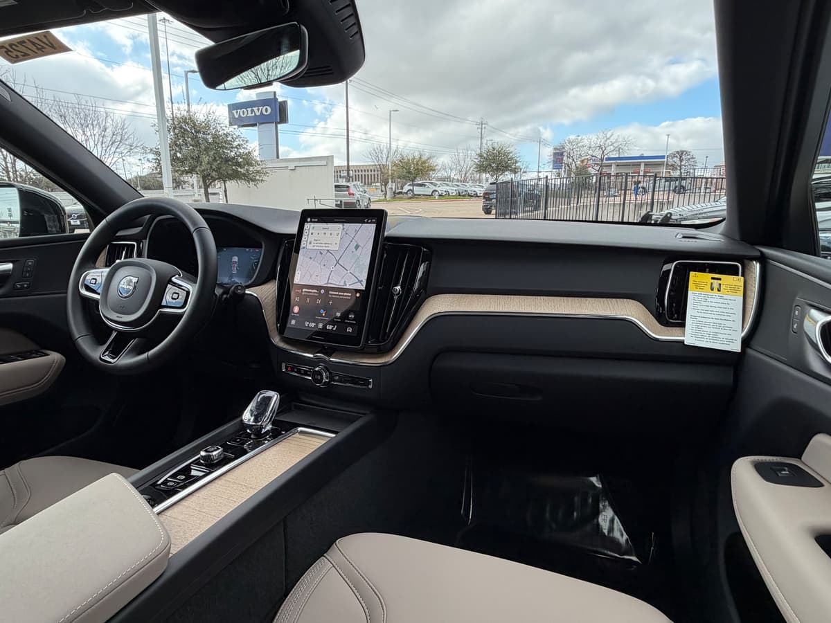 2026 Volvo XC60 plug-in hybrid - Image 10