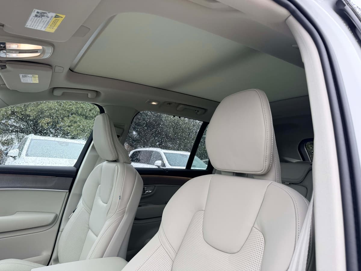 2026 Volvo XC90 plug-in hybrid - Image 13