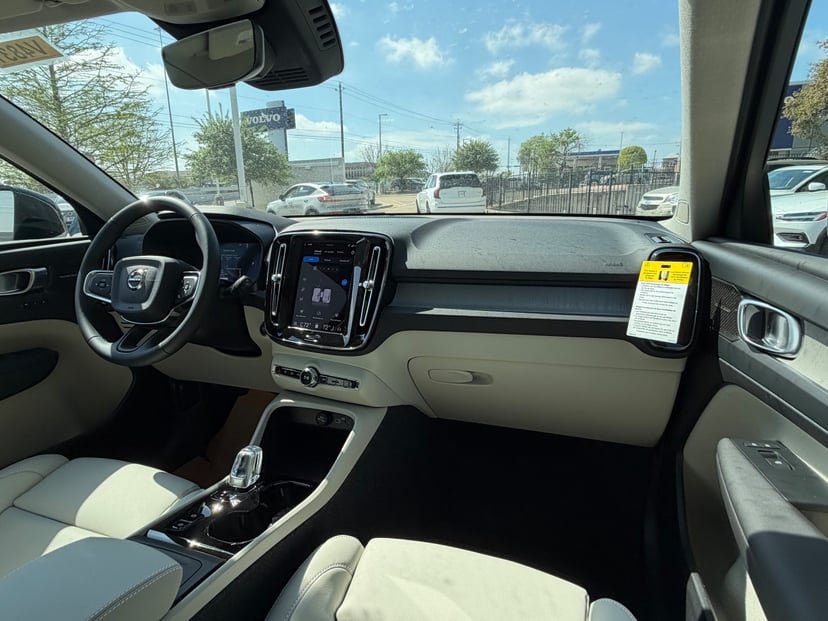 2026 Volvo XC40 - Image 9