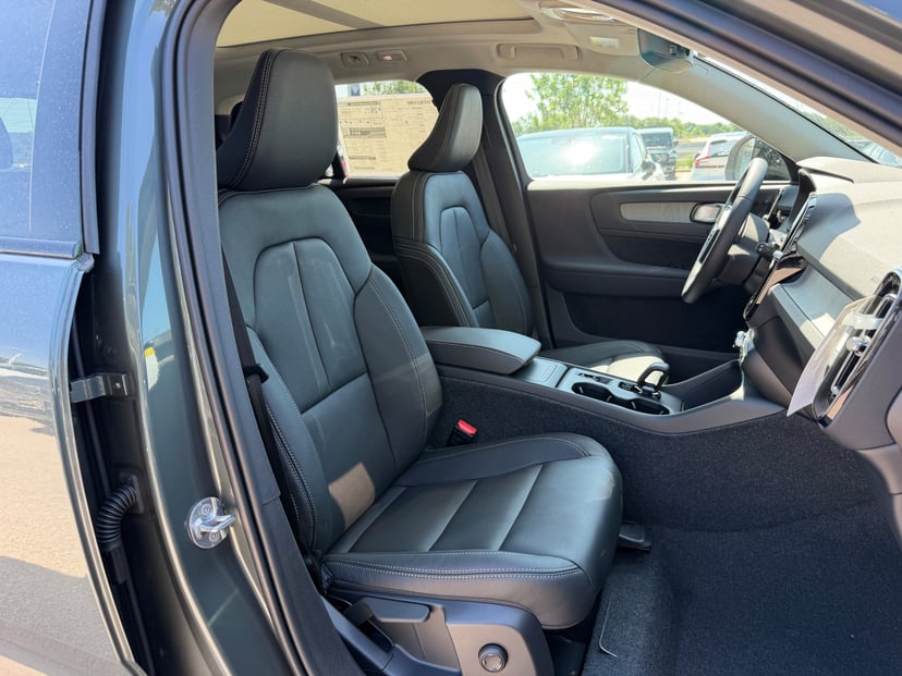 2026 Volvo XC40 - Image 7