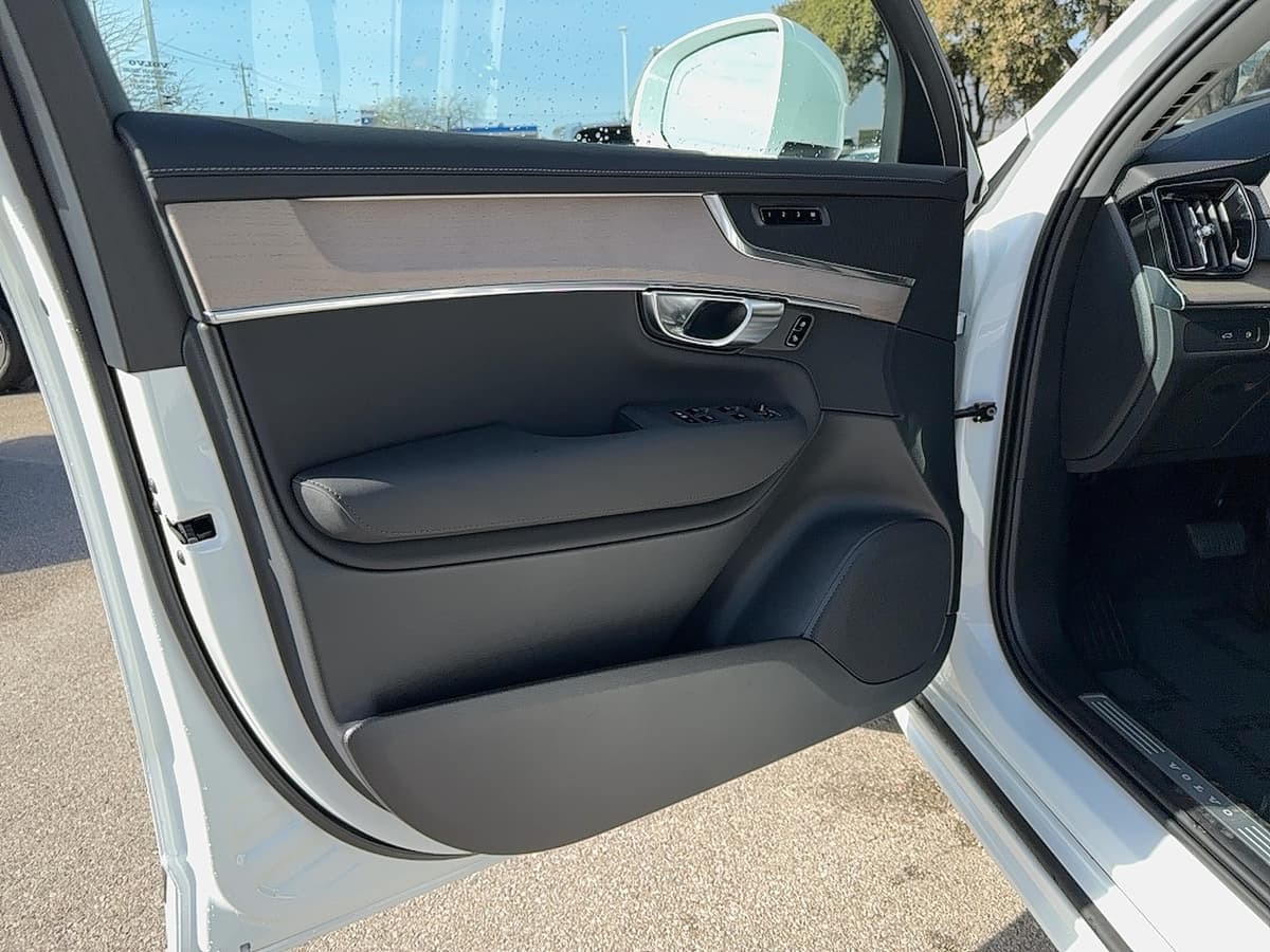 2025 Volvo XC90 plug-in hybrid - Image 10