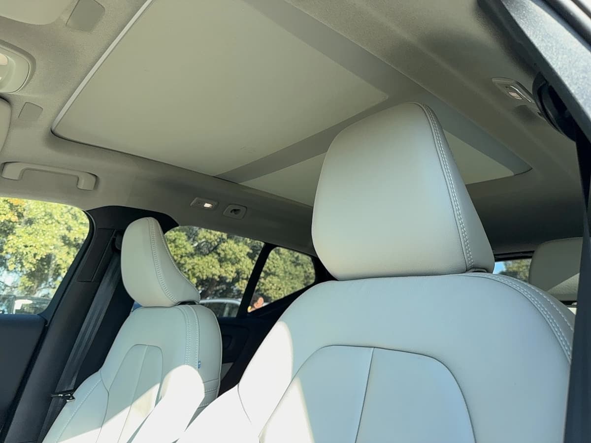 2026 Volvo XC40 - Image 11