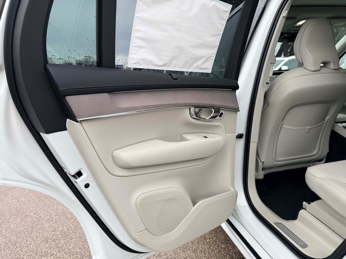 2026 Volvo XC90 plug-in hybrid - Image 14