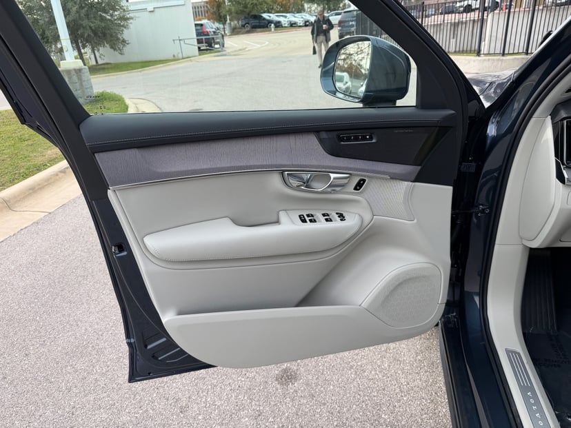 2026 Volvo XC90 plug-in hybrid - Image 16