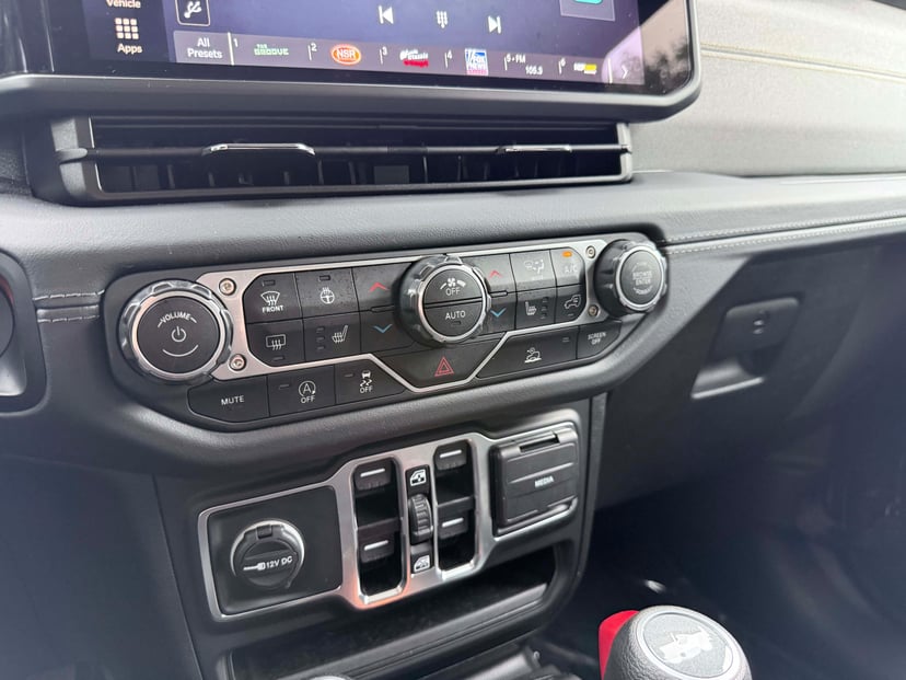 2025 Jeep Wrangler - Image 23